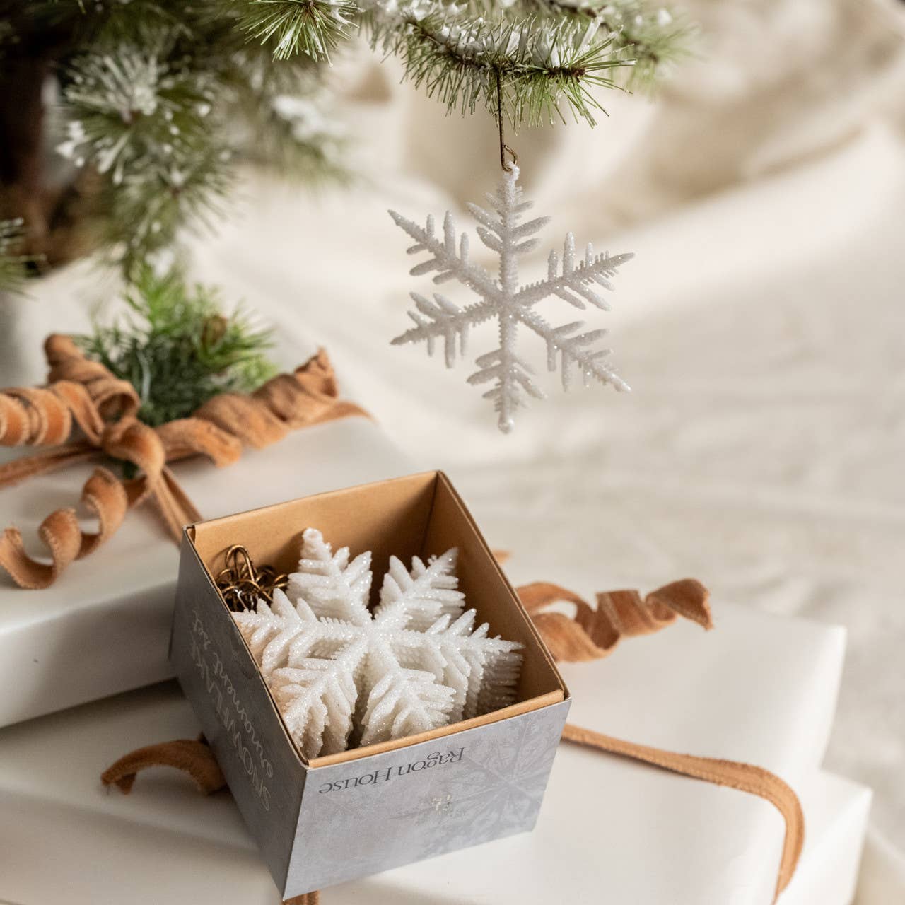 SET/ 24 SIX POINT SNOWFLAKES