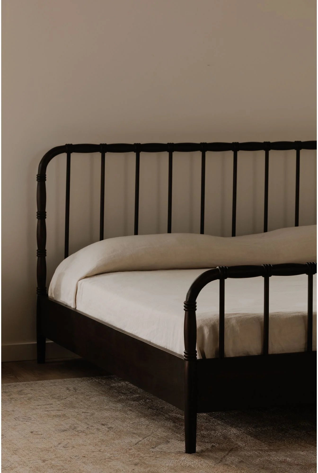 Vivian Bed King/Queen